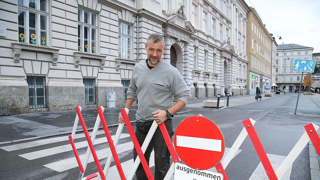 Aufgestellt und wieder weggeräumt werden die Absperrgitter vom Hausmeister der jeweiligen Schule.