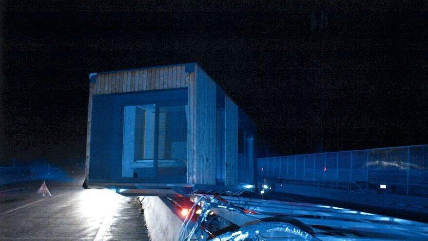Lkw mit Mobile Home auf A10 in Bad Vigaun verunglückt