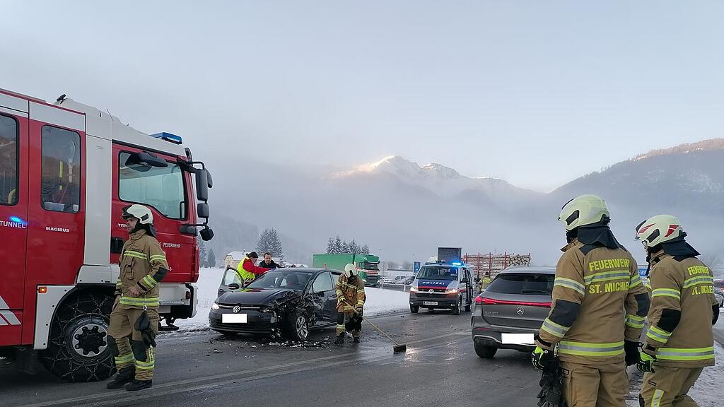 Crash auf der B99 in St. Michael