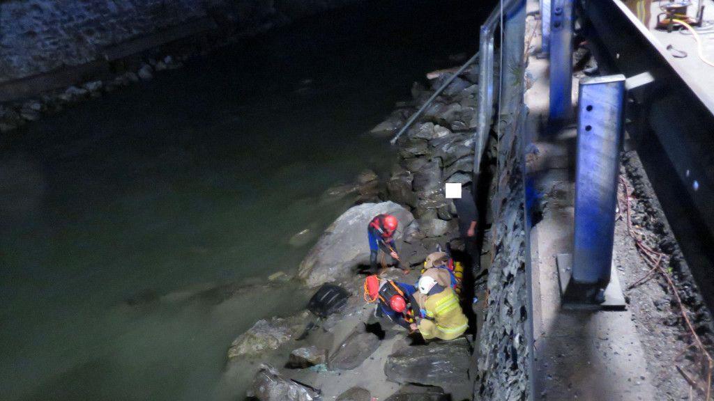 Auto stürzt in Salzach II
