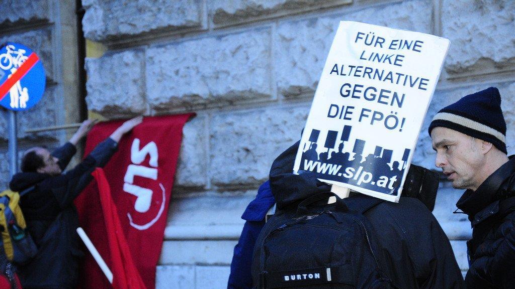 Akademikerball 2013: Demonstranten versammeln sich vor der Hauptuni