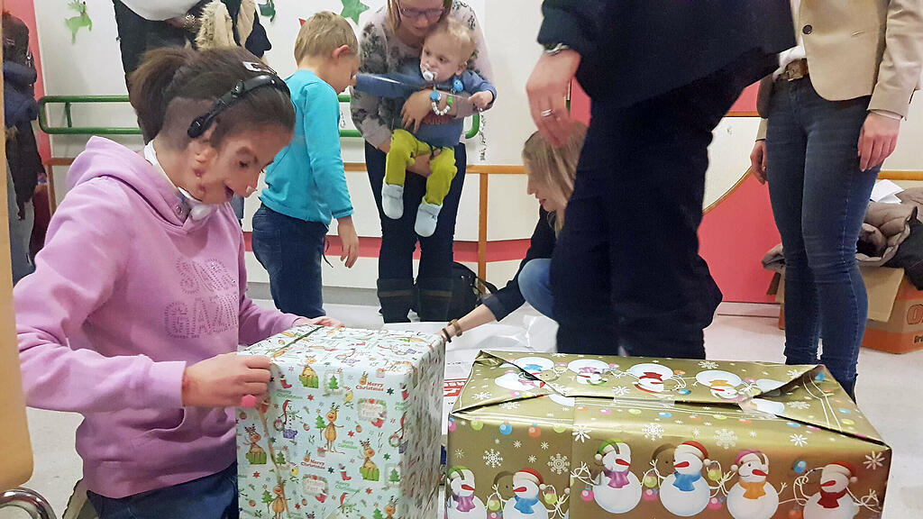 Geschenkeübergabe der Herzenswunsch-Aktion im Kinderspital