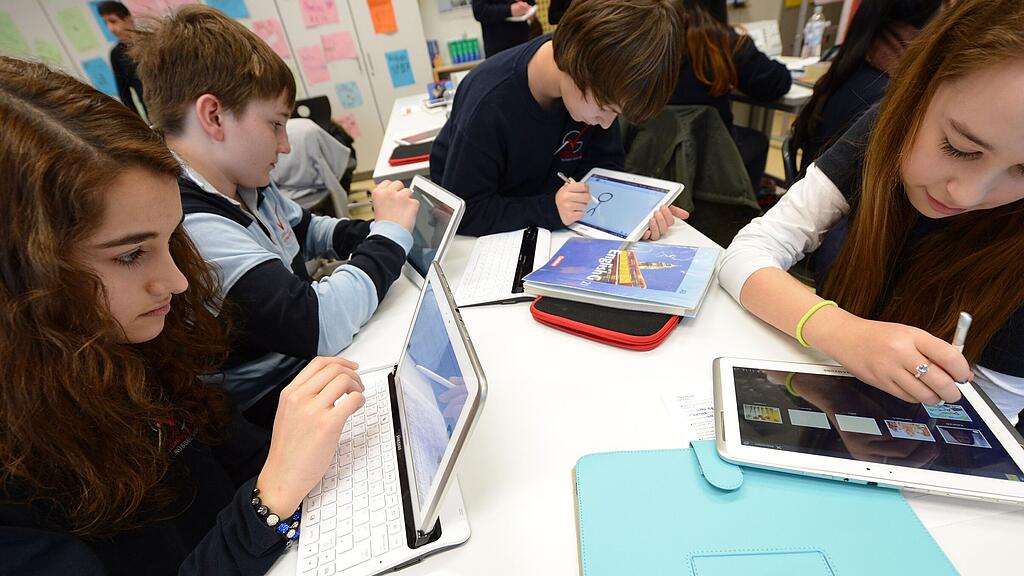 Immer mehr Schulen integrieren Tablets und Laptops in den Unterricht (Symbolbild).