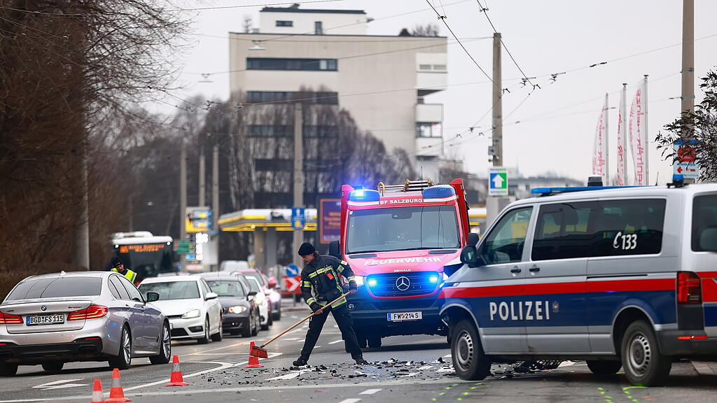 Polizeiauto contra Auto auf Münchner Bundesstraße