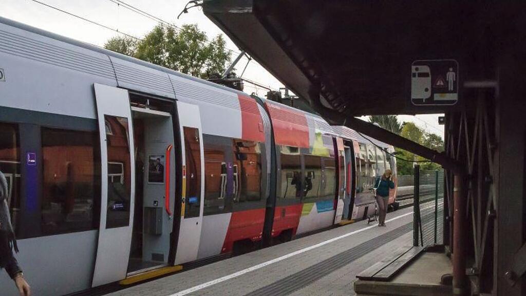 Bei dem Unglück war ein Kinderwagen vom Sog eines durchfahrenden Güterzuges mitgerissen und von einem Waggon erfasst worden.