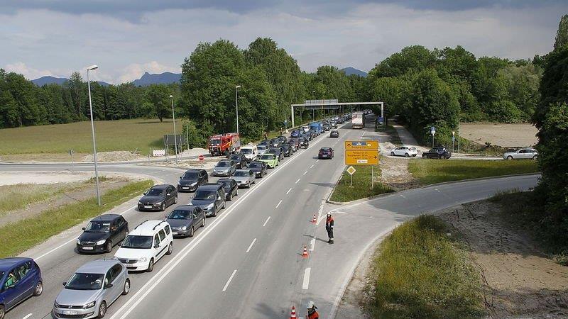 Vier Meter tiefes Loch auf B20