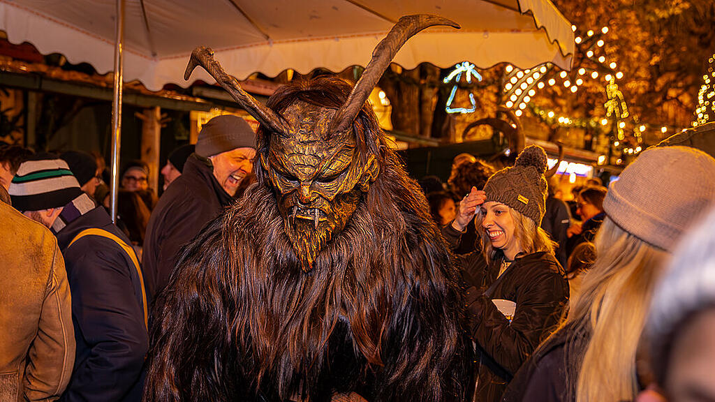 Alt Gnigler Krampusse beim Weihnachtsmarkt am Mirabellplatz