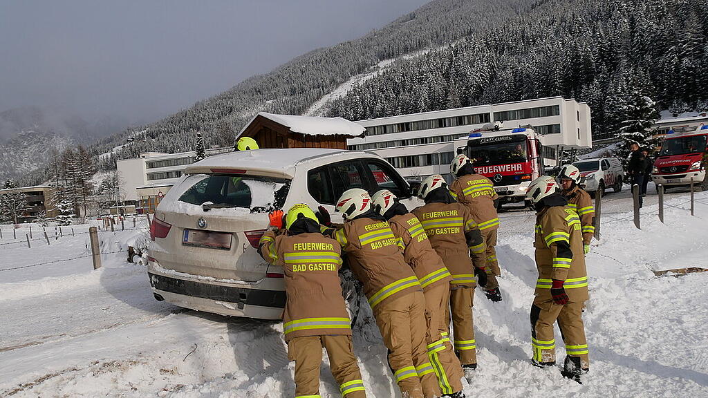 Bad Gastein: Auto rutscht von Straße