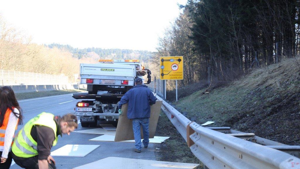 Ladegut auf A1 verstreut