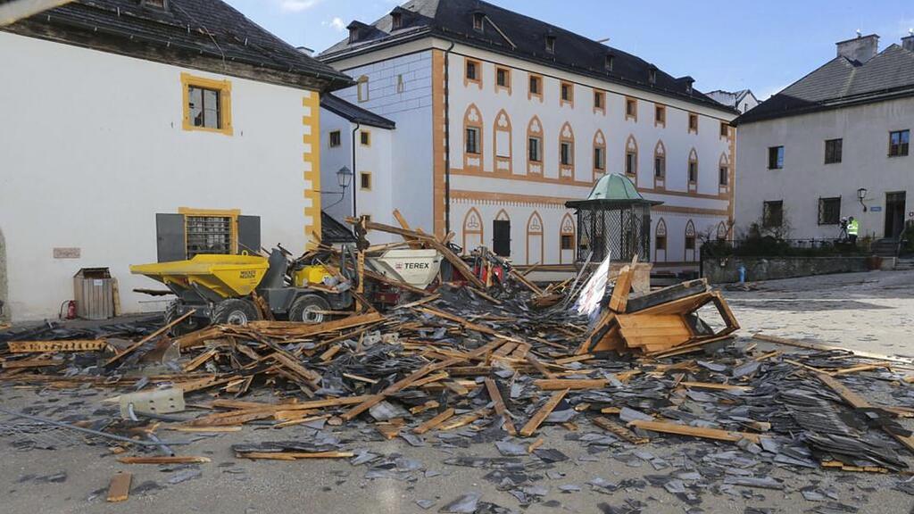 Derzeit sind auf der Festung rund 20 Dachdecker, Zimmer und Gerüstbauer damit beschäftigt, die Arbeiten rechtzeitig fertigzustellen.