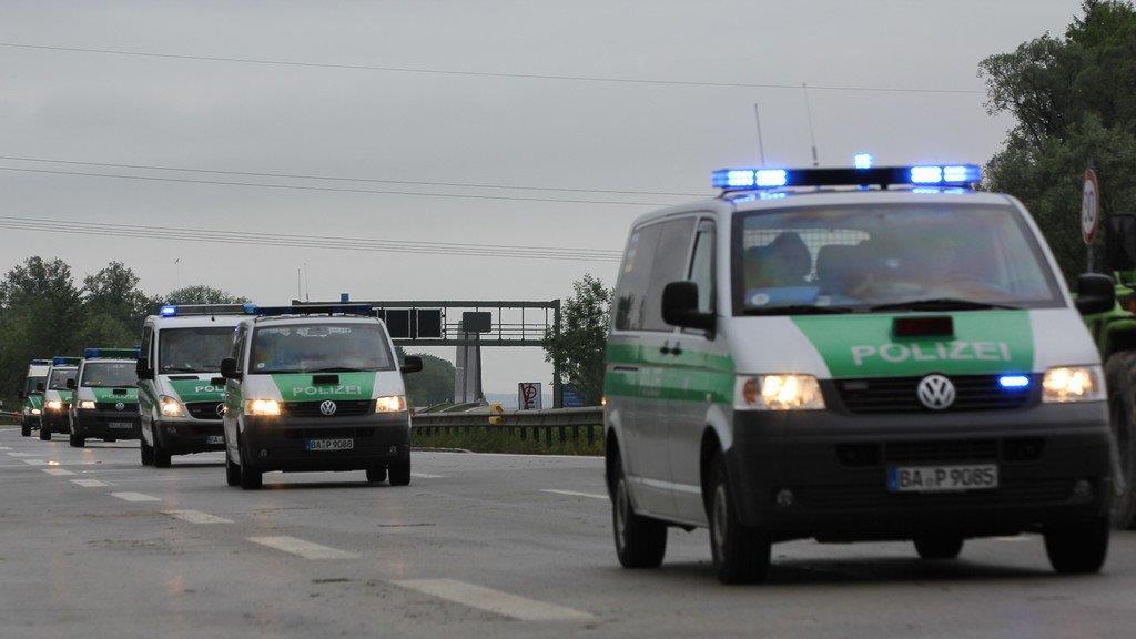Aufräumarbeiten an der A8