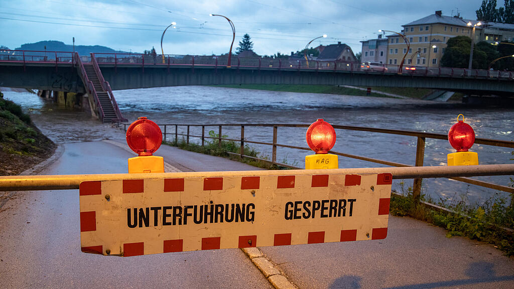 Feuerwehr baut Hochwasserschutz auf