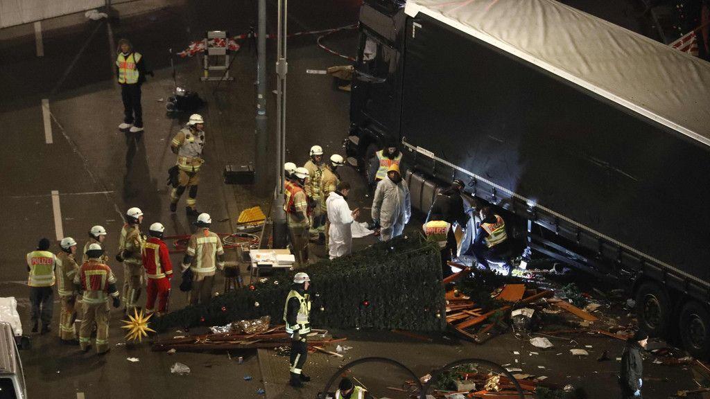 Lkw rast in Weihnachtsmarkt: Spurensicherung in der Nacht