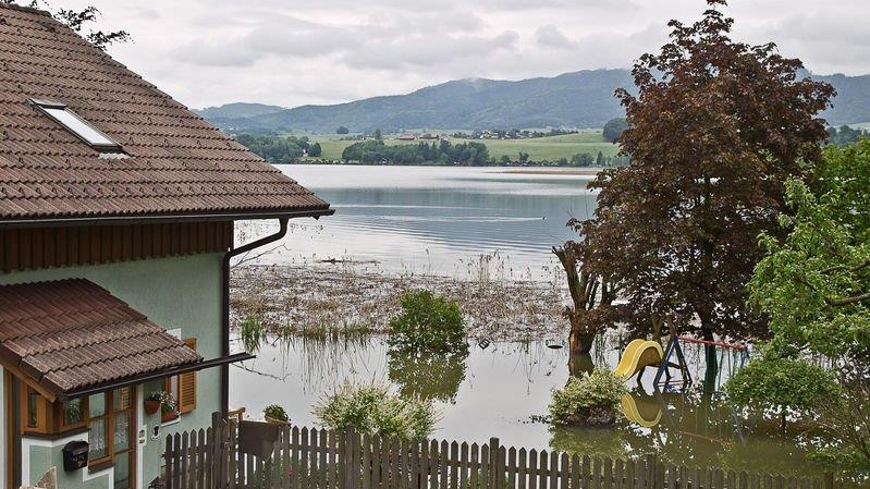 Wallersee trat über Ufer