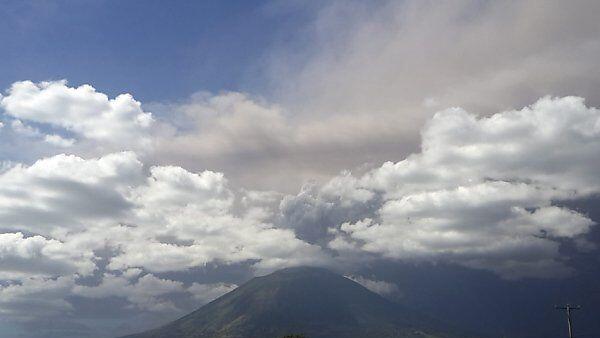 Chaparrastique spuckte dichte Wolken aus Asche
