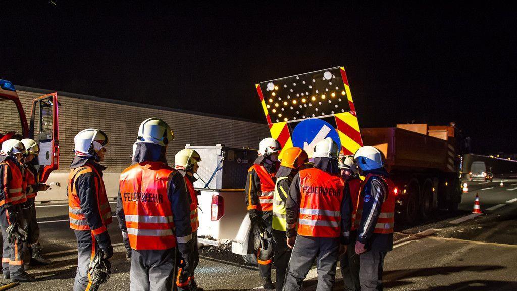 Alkolenker crasht auf A1 in Asfinag-Fahrzeug