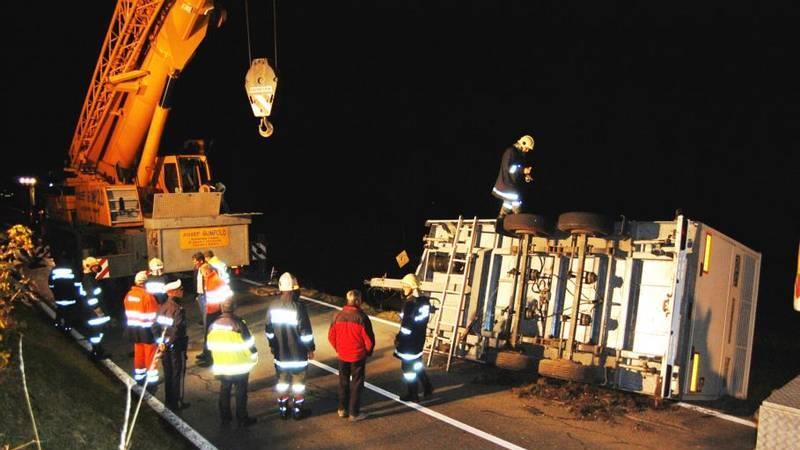 Lkw-Anhänger umgekippt