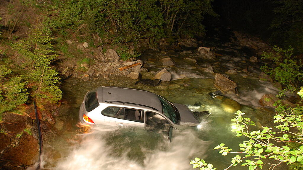 Bad Gastein: Auto stürzt in Bach