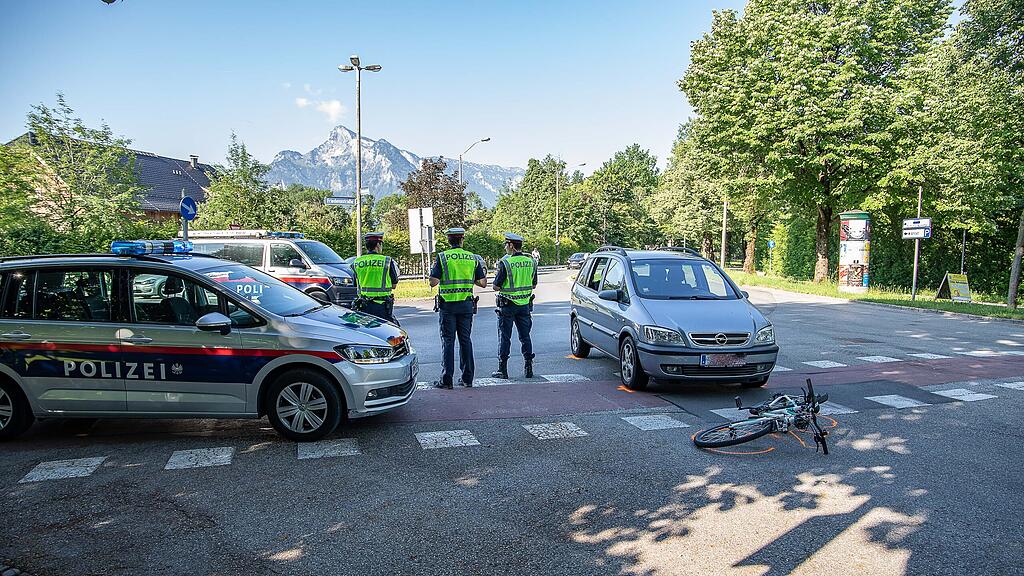 Salzburg-Süd: Auto erfasst Radfahrerin (9)