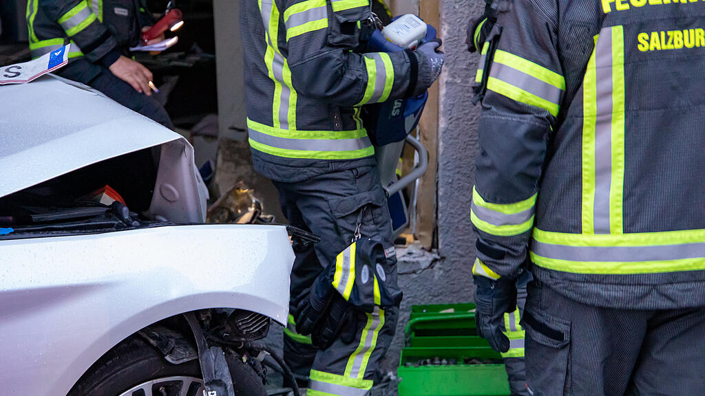 20210515_fmt_PKW_crasht_in_auslage_mw-17.jpg