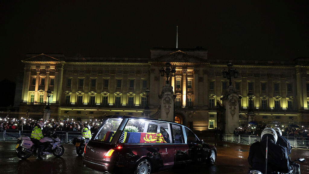Queen_Buckingham Palace
