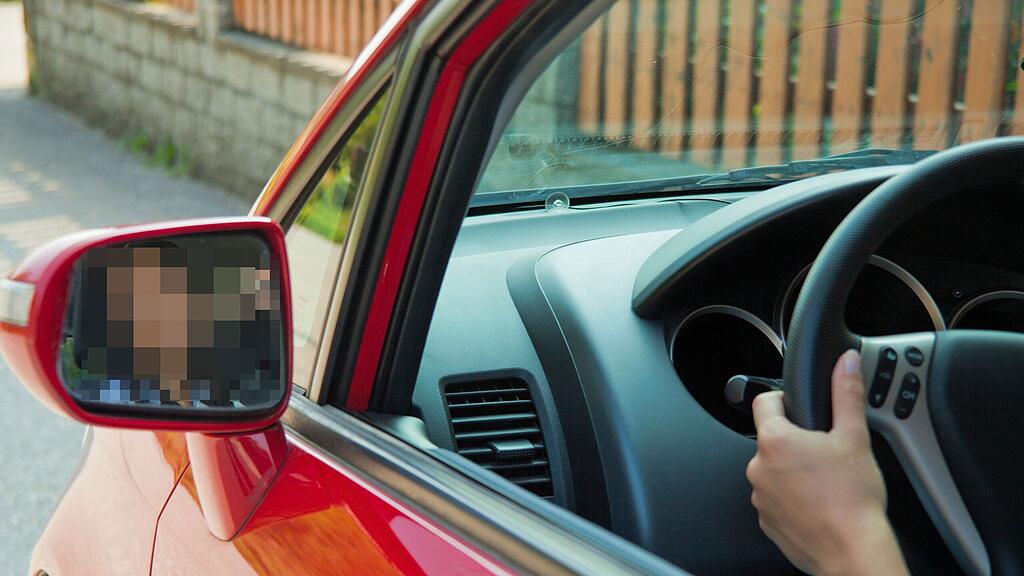 Der Außenspiegel schleuderte durch das offene Fenster ins Auto.