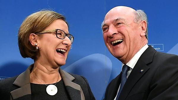 Erwin Pröll übergibt an Johanna Mikl-Leitner