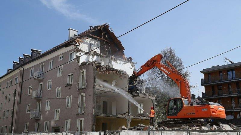 Bagger frisst sich durch Wohnblock