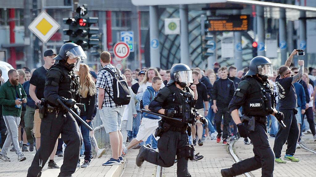 Ein Polizeisprecher räumte ein, dass die Polizei mit der hohen Anzahl an Demonstranten nicht gerechnet habe.