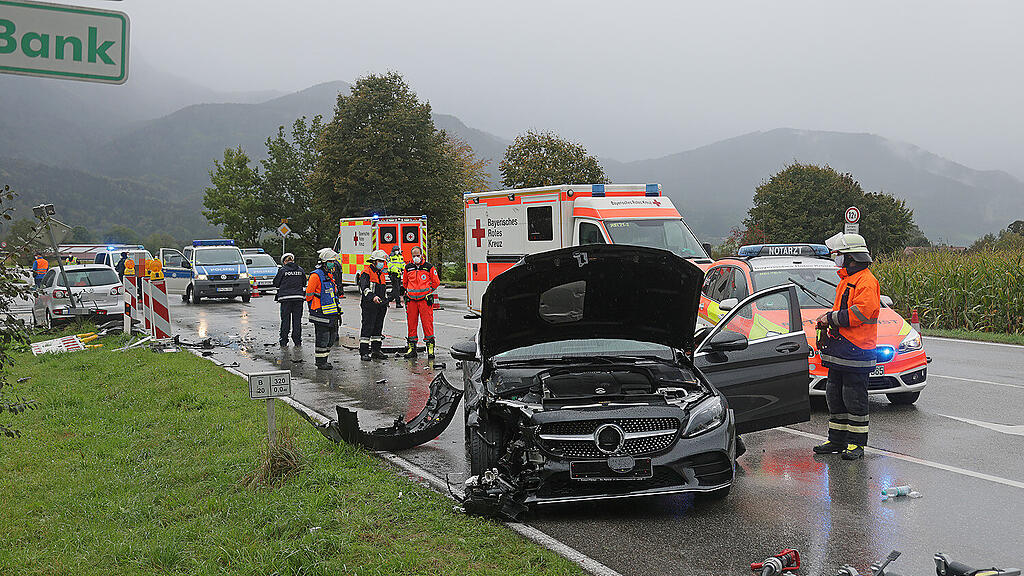 B20: Pkw-Crash mit drei Verletzten in Piding