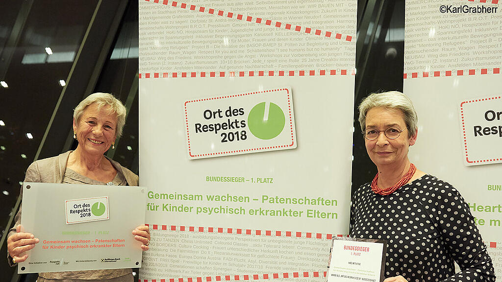 Sigrid Steffen, Vorsitzende des Salzburger Vereins JoJo (l.), nahm den Preis von Bettina Reiter, Präsidentin von respekt.net, entgegen.