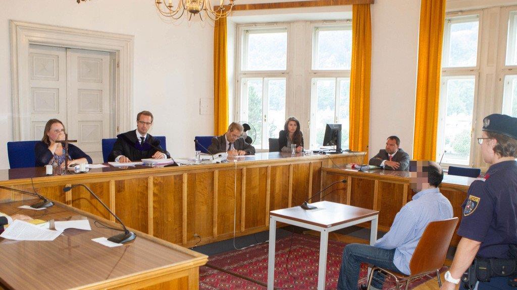 Zwei Mithäftlinge verletzt: Bilder aus dem Gerichtssaal
