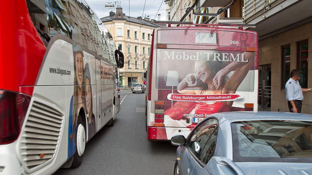 Sterneckstraße: Unfall zwischen Obus und Pkw