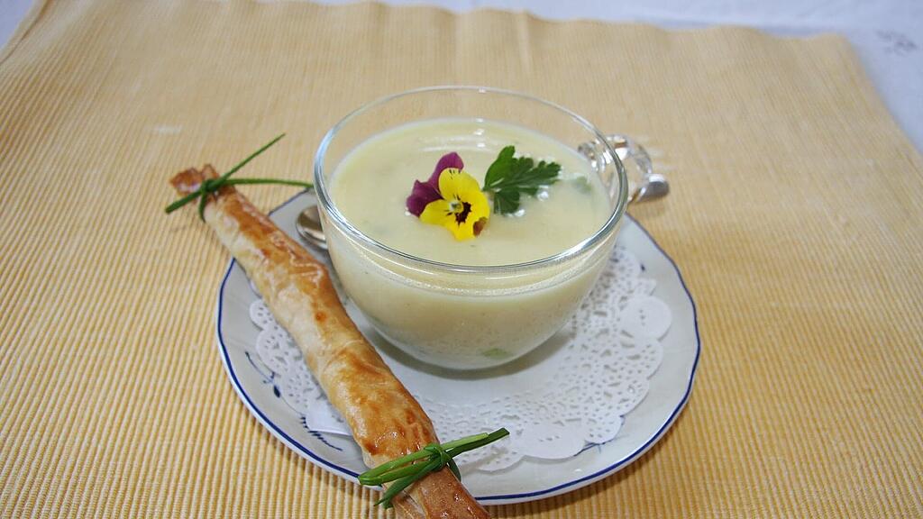 Die Spargelsuppe kann noch mit essbaren Blüten garniert werden.