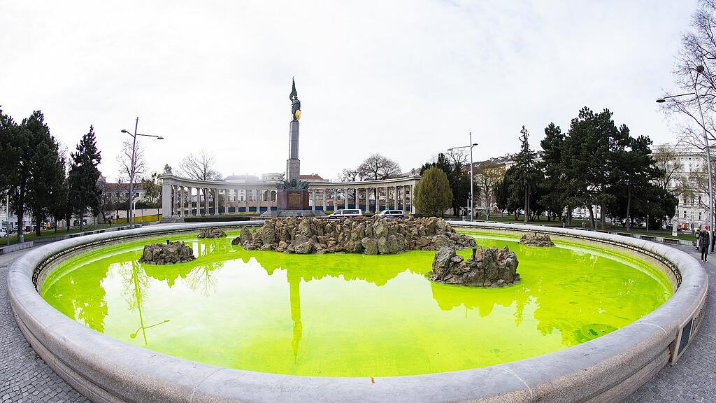 Springbrunnen am Schwarzenbergplatz gr\u00fcn eingef\u00e4rbt