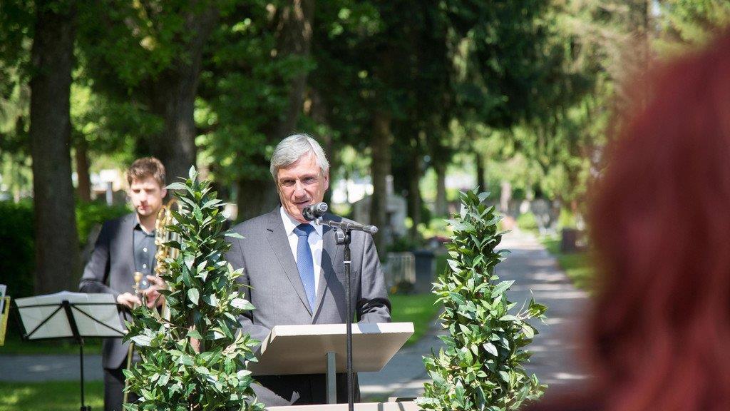Trauerfeier am Ehrengrab von Karlheinz Böhm