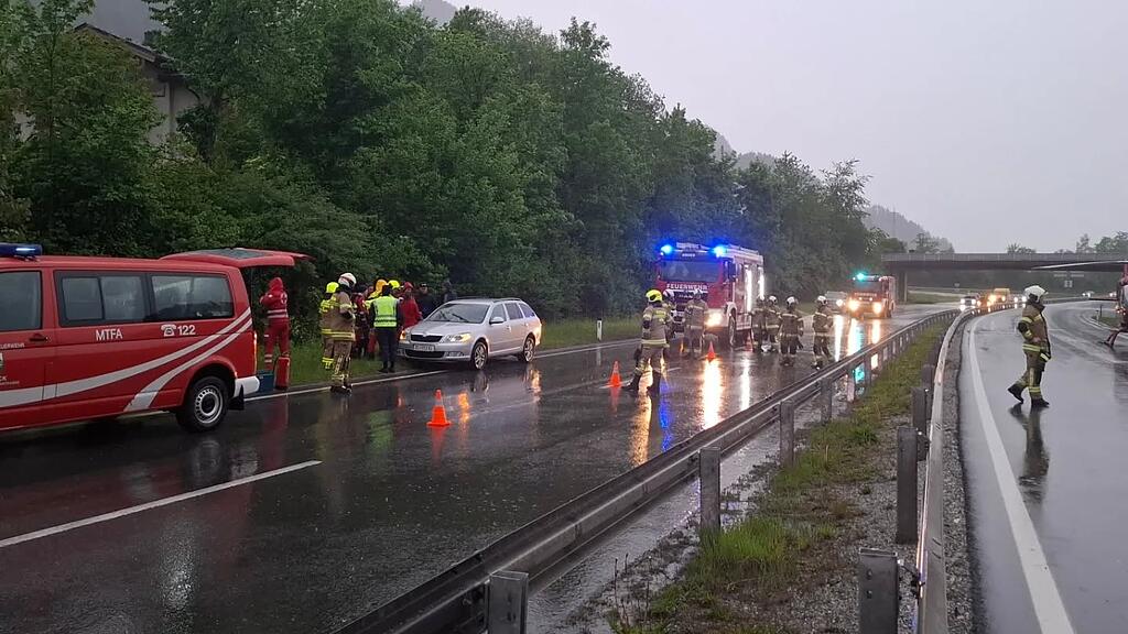 Verletzter bei E-Auto-Überschlag auf B311 in Bruck