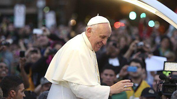 Papst am Kreuzweg auf der Avenida Atlantica in Rio