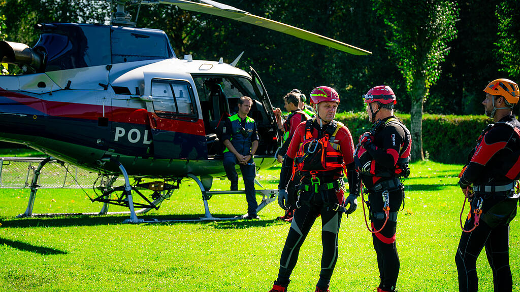 Übungstag der Wasserrettung und Flugpolizei am Obertrumer See
