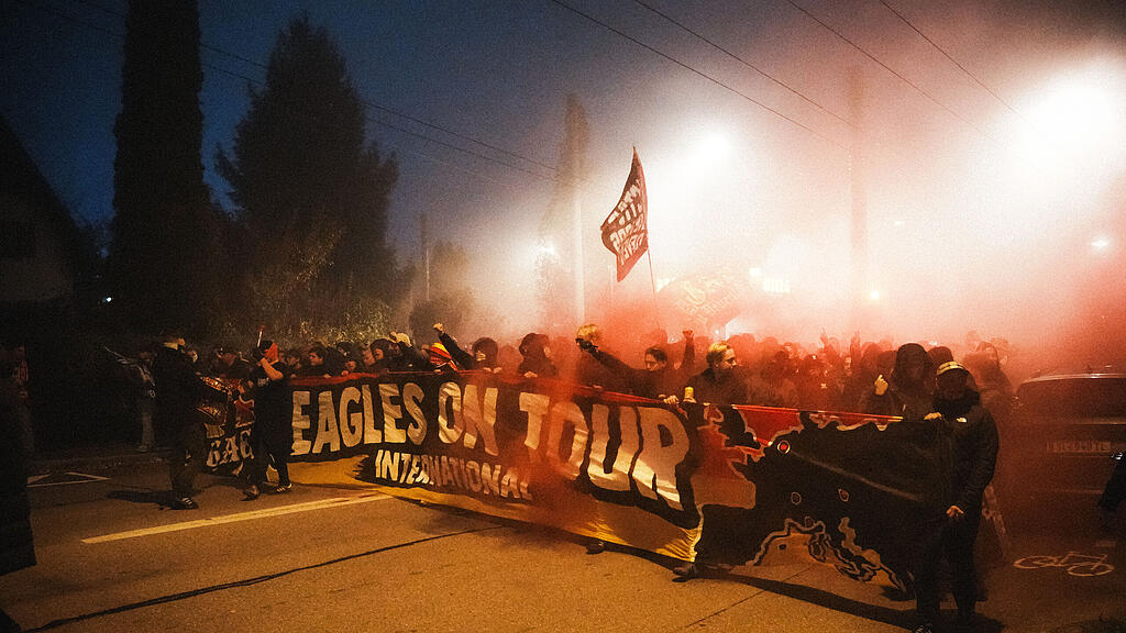 Fanmarsch von Go Ahead Eagles in Salzburg