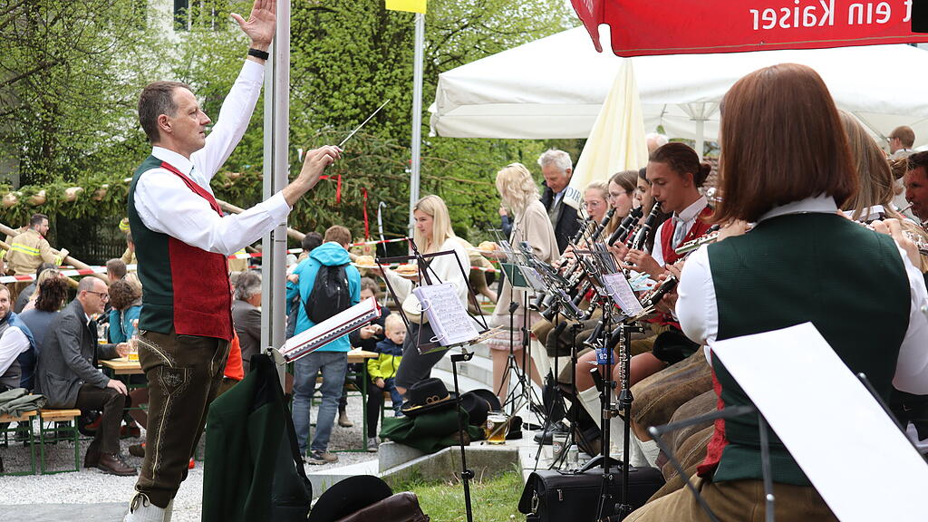 Maibaumaufstellen in Anif