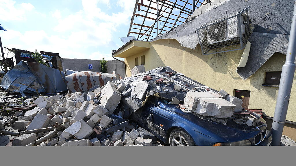 Sch\u00e4den nach Tornado in Tschechien