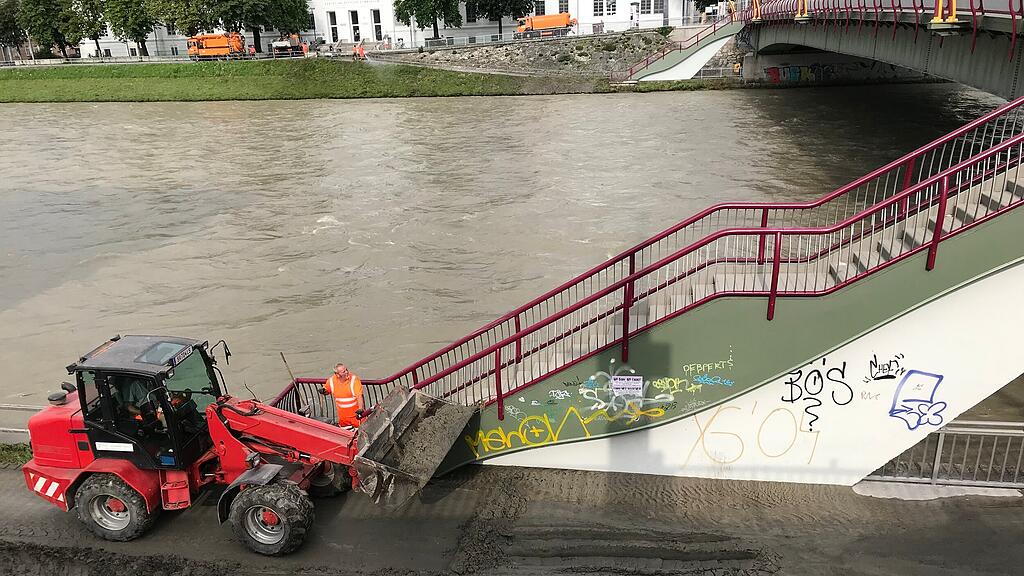 Hochwasser: Radwege von Schlamm befreit