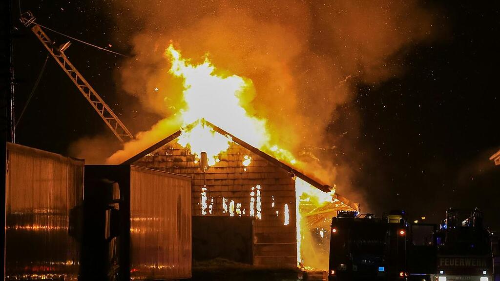 Lebensgefährlichen Situation für die Einsatzkräfte bei Brand einer Holzhalle.