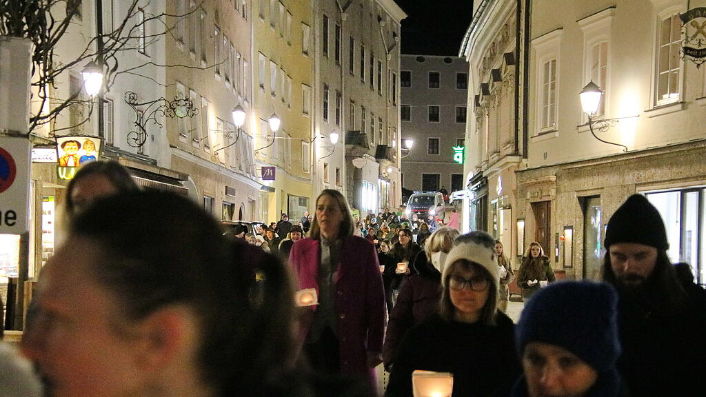 Hallein hilft: Lichtermarsch f\u00fcr Ukraine