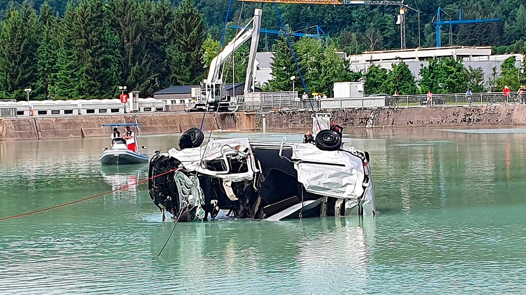 Hallein: Klein-Lkw aus Salzach geborgen I