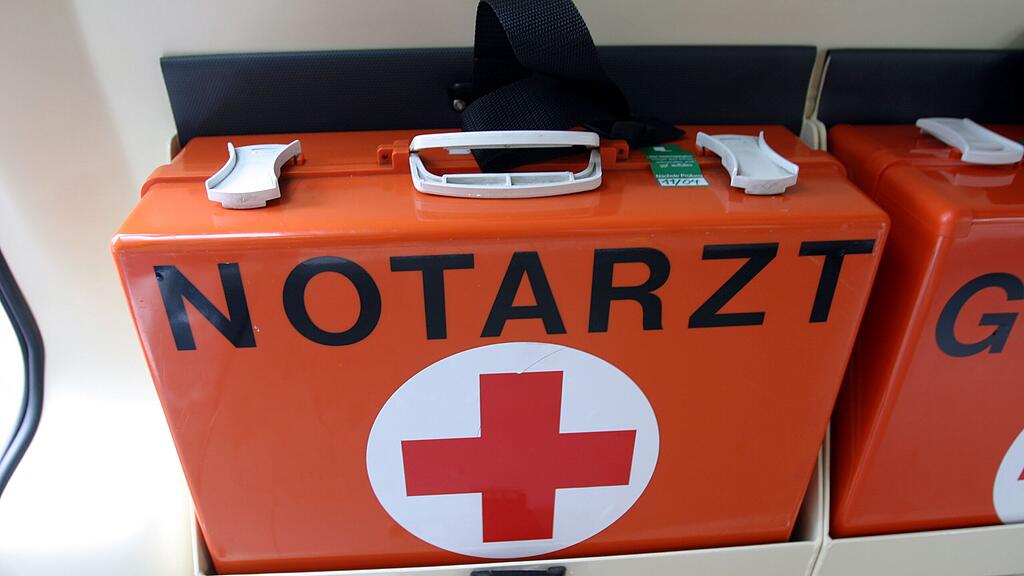 Mit Verletzungen im Gesicht und am Nacken kam der Monteur ins Spital.
