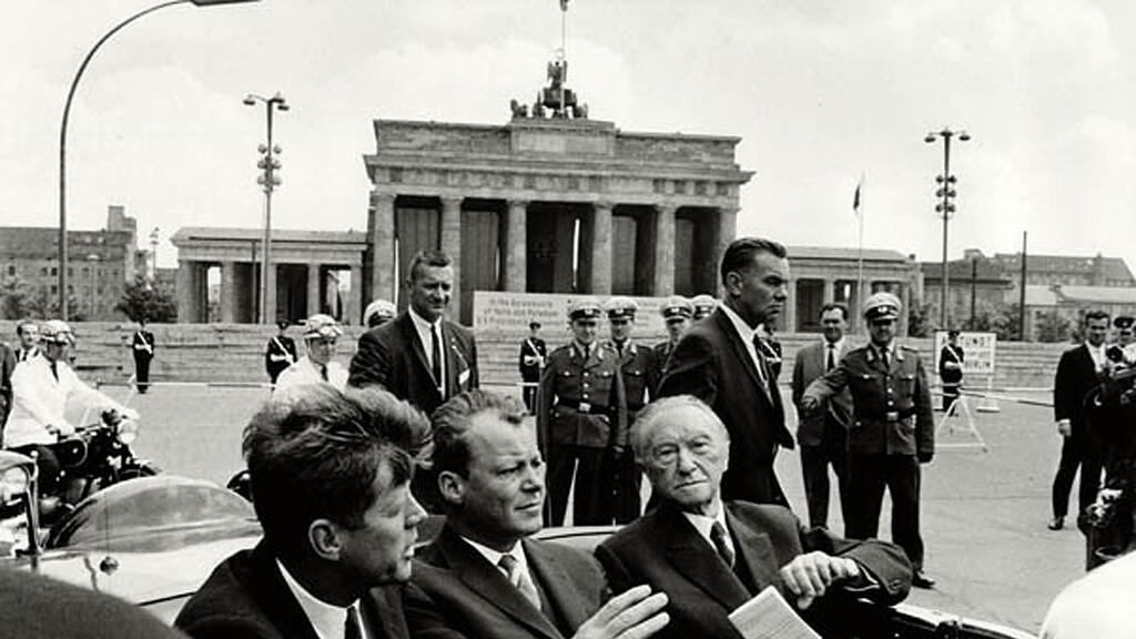 John F. Kennedy mit Willy Brandt und Konrad Adenauer (v.l.)