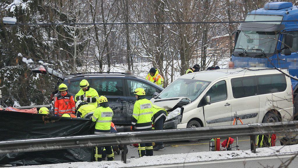 A8: Lkw-Lenker bei Unfall schwer verletzt