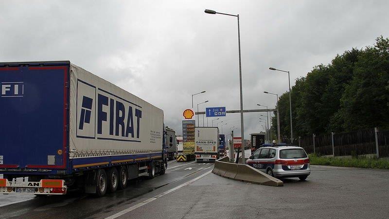 Sperre der A8: Stau
